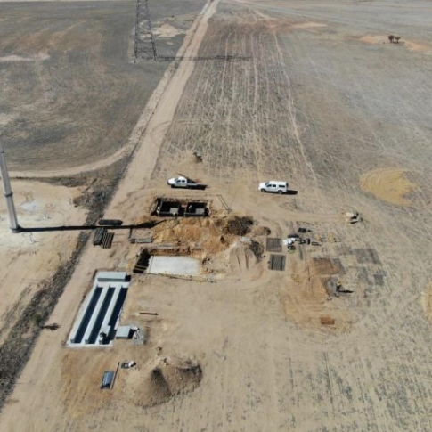 Bulk earthworks to prepare the site for installation of the solar panels and substation equipment are under way. The substation installation is progressing with equipment foundations being poured, the installation of the control room and erection of the gantry. High voltage wires to connect the substation to Western Power’s Merredin Terminus have been strung and to be energised once the substation and farm are substantially complete.