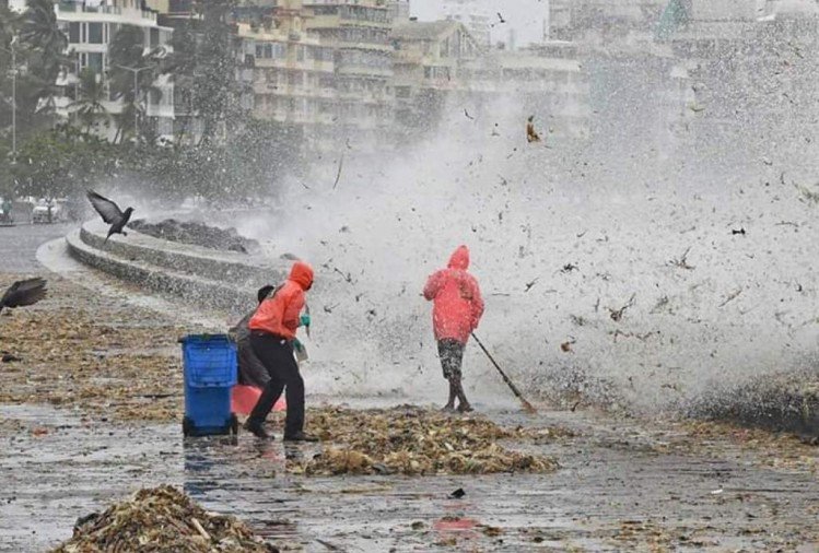 Amount of garbage that the Arabian sea threw back on shore at various beaches and water fronts in Mumbai over 3 consecutive days of high tide (13th to 15th Jul 2018).