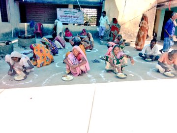 आज जिले के सभी प्रखंडों में 198 पंचायतों के 902 गांवों में मुख्यमंत्री दीदी किचन के तहत 4970 असहाय, 10279 अतिगरीब, 1633 दिव्यांग ,कुल मिलाकर 16882 लोगों को खाना खिलाया गया, जिसमें 6931महिला और 9951 पुरुष शामिल है।