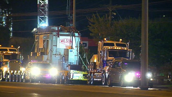 Transform makes its way to the project site. Manufactured by Wilson Transformer Co in Melbourne, it weighs 320 tonnes is 68.5 metres long, 4.5m wide and 5.5m high.
Transported by 3 prime movers, two trucks pulling it and one at the rear pushing.