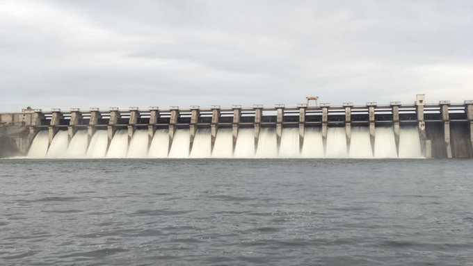 पैठण / Jayakwadi Dam - Paithan, Aurangabad. At 98% of its live capacity of 2,170,000 million litres, compared to 100% at the same time last year. 18 of the 27 gates have been opened. Since Sept 5, steady increase in gates and volume of water being released downstream from the Jayakwadi, has resulted in the Godavari river swelling up. Water level in the dam has stayed above 98% since Sept 6, even after the water release.
The dam is the primary source of water supply for the region’s major industries in Aurangabad and Jalna, as well as to nearly 2.5 lakh hectares of farmland.