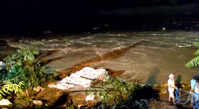 Backroll pressure at Kansar, Sitamarhi Distt at 40.70km of Bagmati left embankment diffused at around 1:00am on 10-11th night. WRD Bihar team Runni Saidpur Div leaving no stone unturned to keep you safe