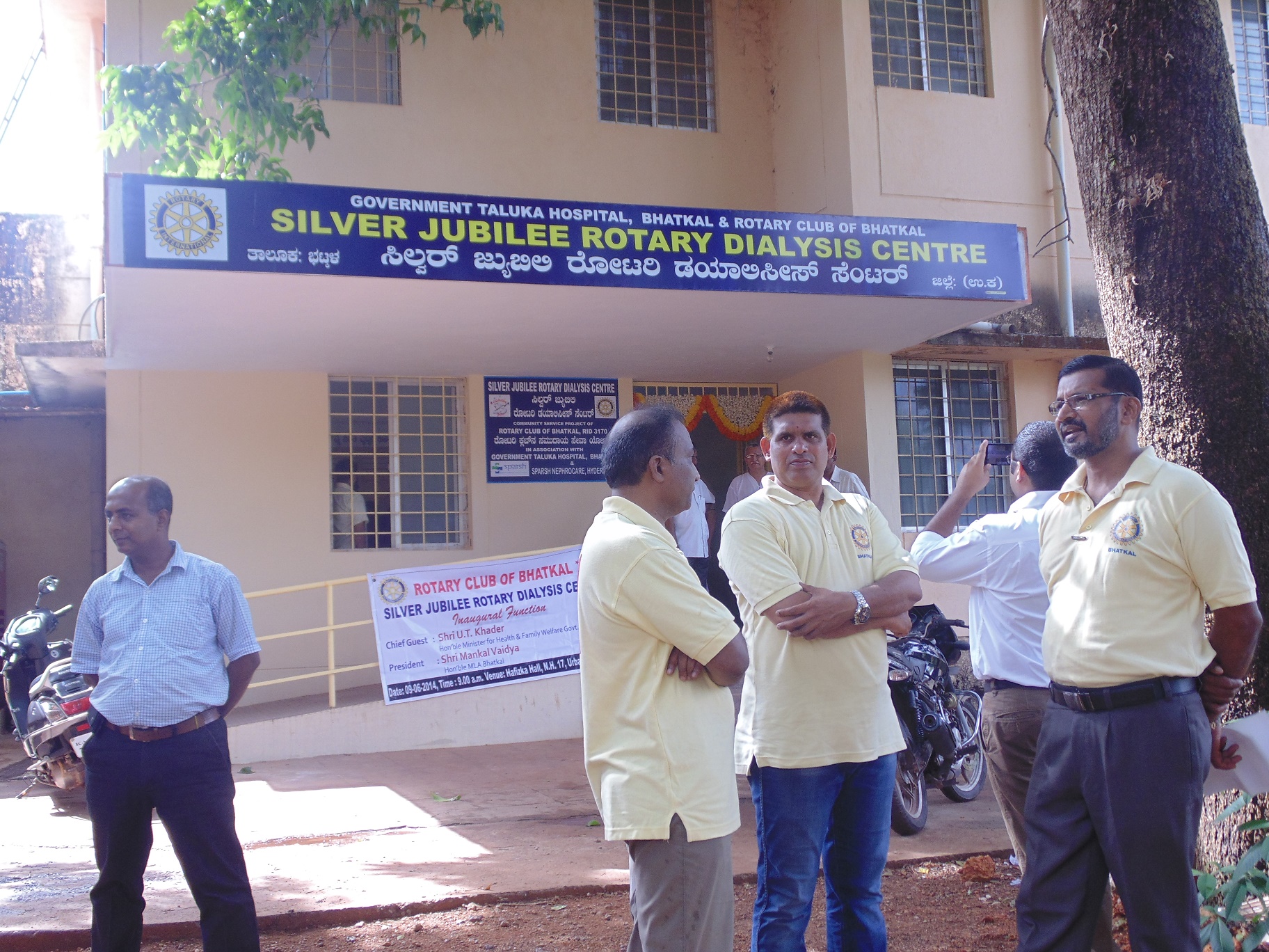 Formal inaugaration by Bhatkal MLA, Shri Mankal Vaidya in the presence of Dr. G.N. Ashok Kumar (DHO – Karwar), Dr. Mayur Prabhu (Consulting Nephrologist – KMC, Mangalore), Shri Gaurav Porwal (MD – Sparsha Nephorocare, Hyderabad), Rotarians, eminent citizens of the town, patients and a large group of well wishers .