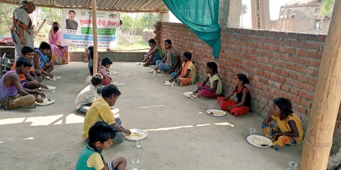 आज गोड्डा जिला में मुख्यमंत्री दीदी किचन के तहत  5126 असहाय एवम् बेसहारा, 7941 अतिगरीब, 1831 दिव्यांग कुल मिलाकर 14898 लाभुकों को भोजन कराया गया, जिसमें 8510 महिला और 6388 पुरुष शामिल है।