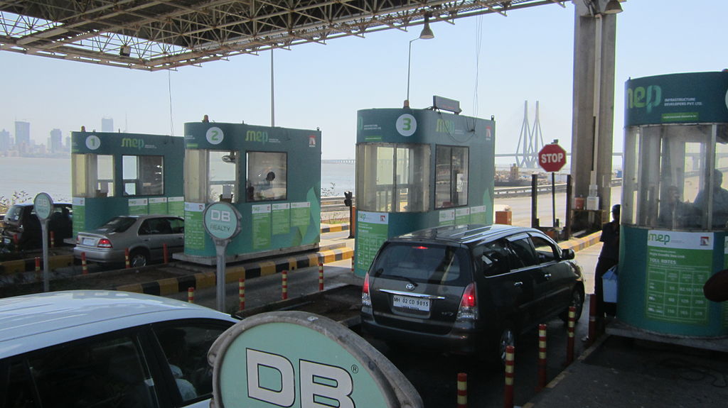 Number of lanes of the toll plaza