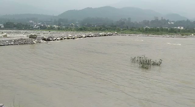 Illegal mining bridge blocking the Yamuna in Haripur even as water levels gradually rise. Is it going to take a flood disaster for concerned authorities to act?
