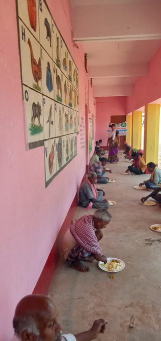 आज पीरटांड़ प्रखंड के विभिन्न मुख्यमंत्री दीदी किचन तथा दाल-भात केंद्र का औचक अवलोकन कर वस्तु स्थिति का मुआयना किया तथा कर्मियों को केंद्र में साफ-सफाई तथा सोशल डिस्टेंसिंग का अनुपालन करने का निर्देश दिया। आज गिरिडीह जिला में मुख्यमंत्री दीदी किचन के तहत 4739 असहाय एवम् बेसहारा, 8140 अतिगरीब, 1277 दिव्यांग/ वृद्ध कुल 14156 लाभुकों को भोजन कराया गया । जिसमें 8891 महिला और 5265 पुरुष शामिल है ।