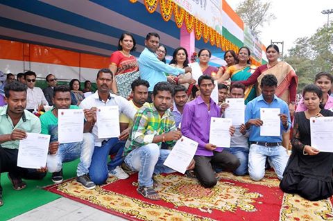 Mahanadi Coalfields Limited (MCL), as a part of its “Swavalamban Scheme”, is helping the underprivileged youth living in its peripheral areas to learn driving and become self sustainable. On successful completion of their training, they were handed over their driving licences on the occasion of Republic Day.