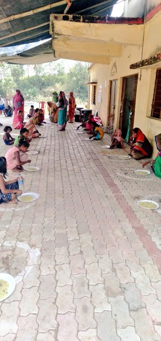 आज गोड्डा जिला के सभी प्रखंडों के 198 पंचायतों के  885 गांवों में मुख्यमंत्री दीदी किचन के तहत 2550 असहाय, 5319 अतिगरीब, 513 दिव्यांग को मुफ्त में खाना खिलाया गया, जिसमें 4999 महिला और 2773 पुरुष शामिल है।