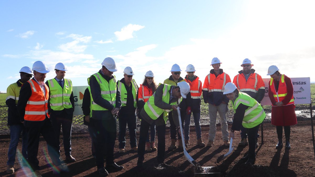 Start of construction marked by the sod turning ceremony. Victoria Premier Daniel Andrews, Minister for Energy, Environment and Climate Change Lily D’Ambrosio, Member for Buninyong Michaela Settle, Corangamite Shire Mayor Neil Trotter, Golden Plains Shire Mayor Owen Sharkey among others were in attendance.