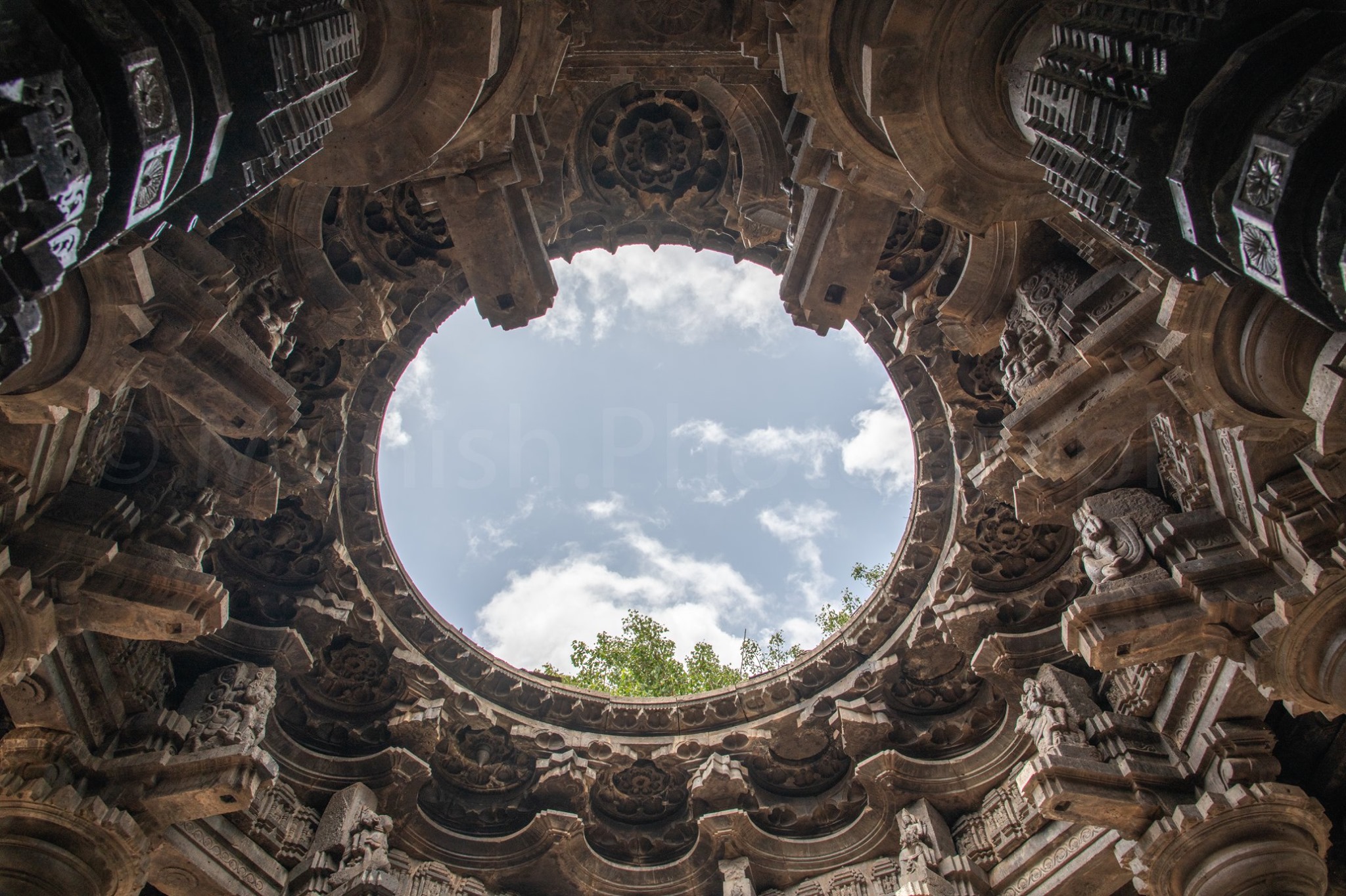 Round ascending pillars are the hallmark of the Swargamandapam. Separated from the main temple, it has a large, black, flat stone 14 feet in diameter installed at its centre and a circular open ceiling of exactly above the stone, meant to let out smoke during a Yagna. Beautiful engravings of kings, queens and their vehicles can also be found.