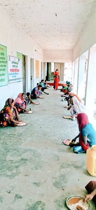 आज गोड्डा जिला के सभी 09 प्रखंडों के 198 पंचायतों के 853 गांवों में मुख्यमंत्री दीदी किचन के तहत 4150 असहाय एवम् बेसहारा, 9276 अतिगरीब, 1042 दिव्यांग कुल मिलाकर 14468 लोगों को भोजन कराया गया। जिसमें 8962 महिला और 5506 पुरुष शामिल है ।