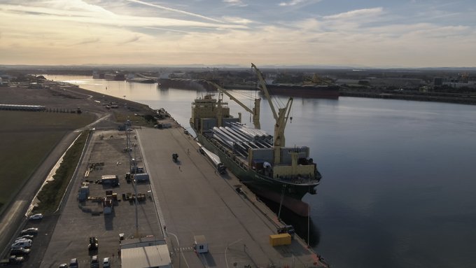 Rotor blades and other components arrive at Port of Newcastle.