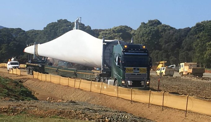 First blades arrive at the site.