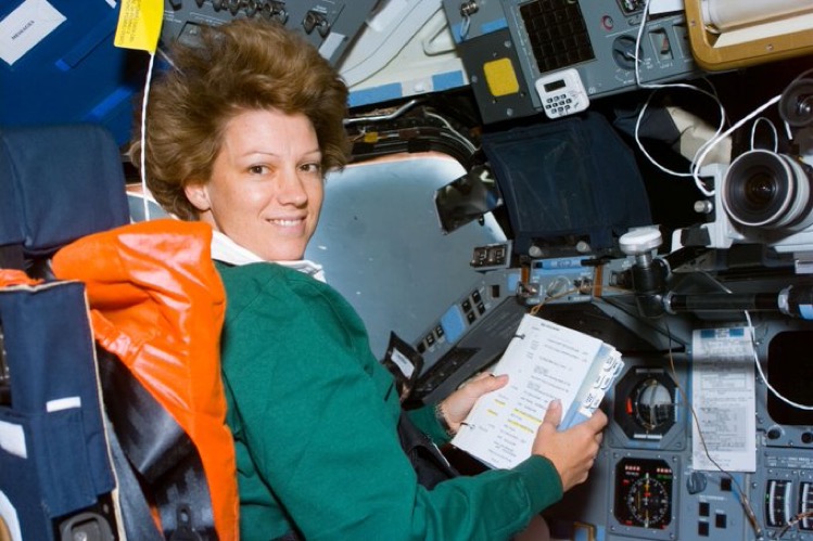 Space Shuttle Columbia launches on STS-93, with Eileen Collins becoming the first female space shuttle commander. The shuttle also carried and deployed the Chandra X-ray Observatory.