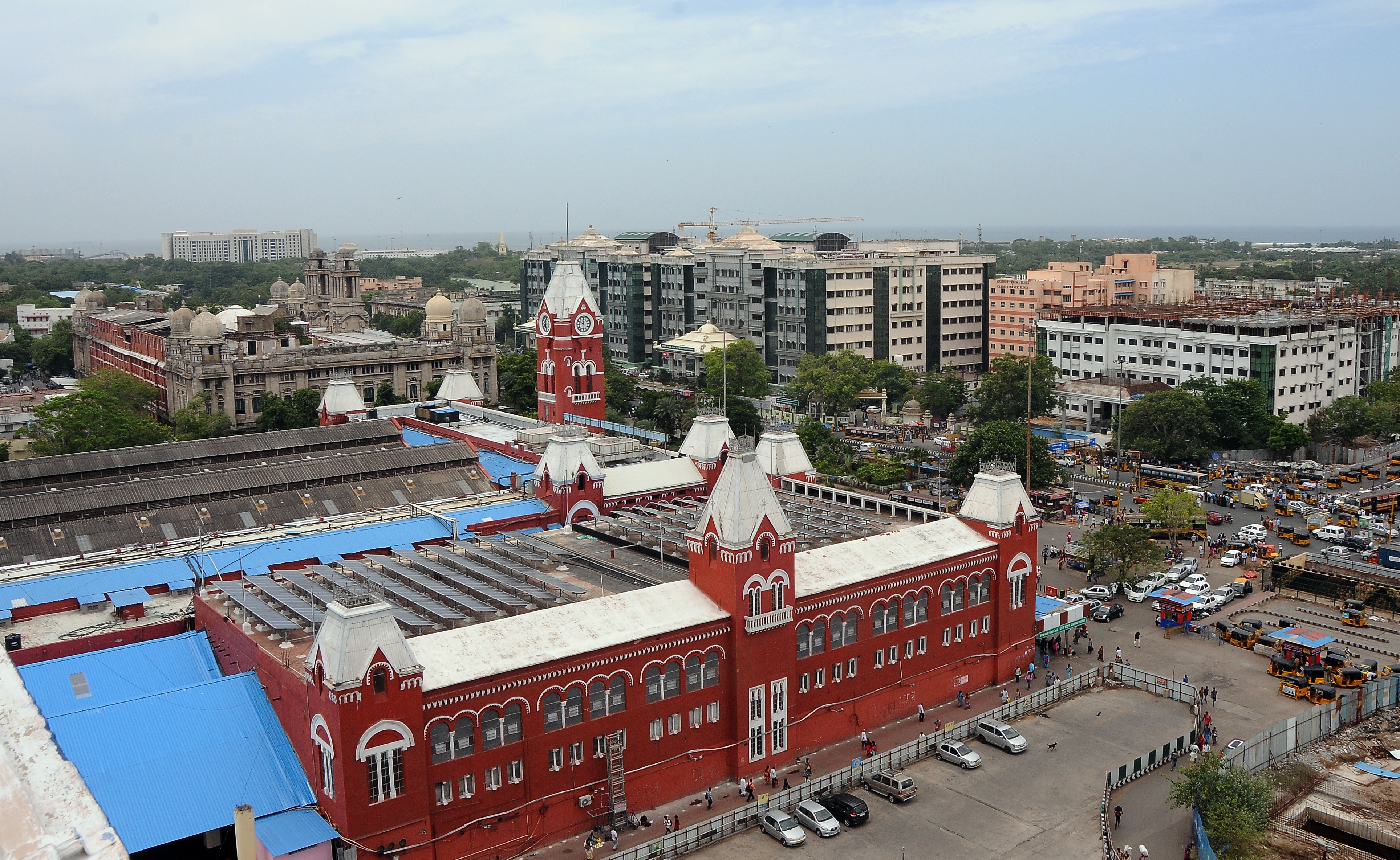 generation capacity based on solar power that Southern Railways has installed as of May 2022 across its 6 divisions. Solar power panels have been installed at various locations/railway stations such as Dr. MGR Chennai Central, MMC complex, Katpadi, Tambaram, Mambalam, Guindy and Chengalpattu suburban stations, Divisional Railway Managers’ Offices at Tiruchchirappalli and Madurai, Chief Workshop Manager’s Office at Trichy Golden Rock Workshop, at Level Crossing Gates in Nagercoil-Thiruvananthapuram section, Signal & Telecom Workshop at Podanur, Salem Jn, Namakkal, Tiruppur, to mention a few.